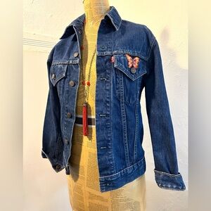 Vintage sz 34 Levi’s Jean jacket with butterfly embroidered patch. 🦋